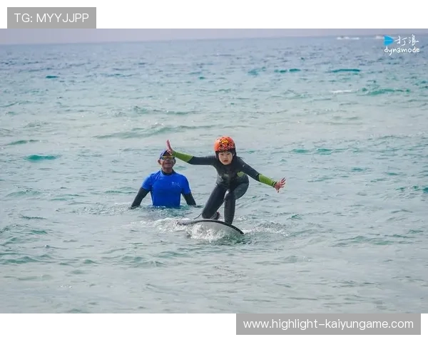 冲浪选手抓浪点精准